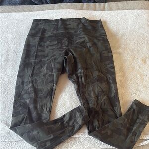 Lululemon Athletica Green and Black Leggings with Elastic Waistband